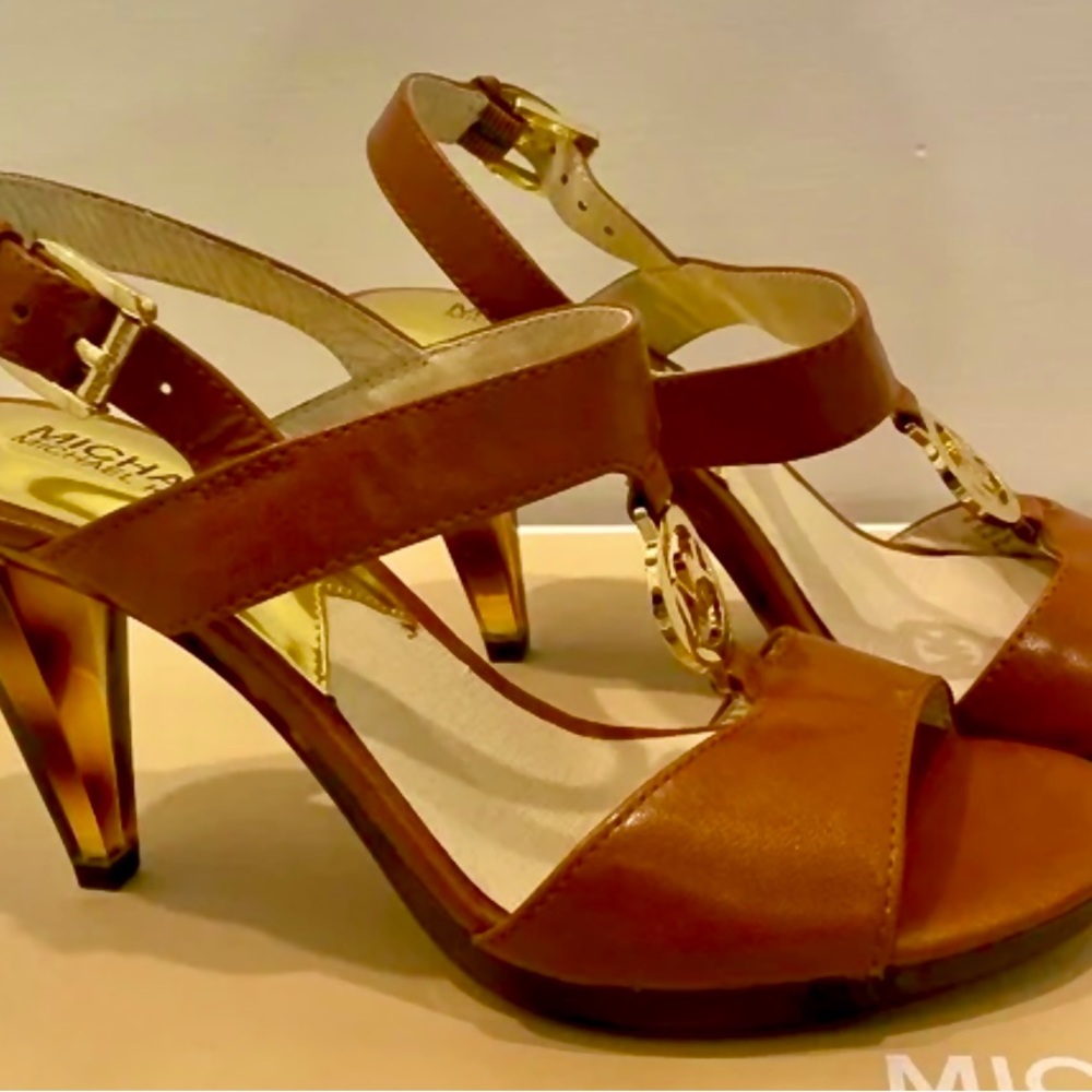 Michael Kors T-Strap MK logo heeled sandals. Glazed leather size 9.5. NWT